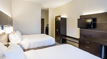Two double sized beds facing a TV in the Holiday Inn Express.