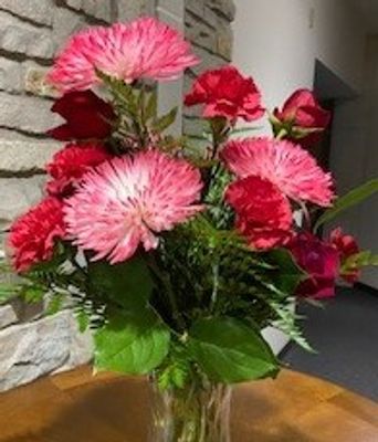 Bouquet of pink and red flowers in a vase.