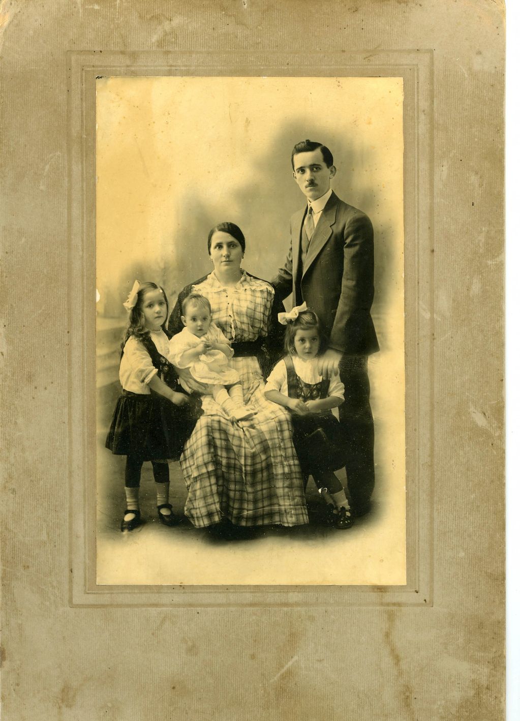 FAMILIA DE INÉS CORRAL (HERMANA DE AMALIO, JESUSA E ISIDRO), EN MÉJICO. AÑO 1916. 