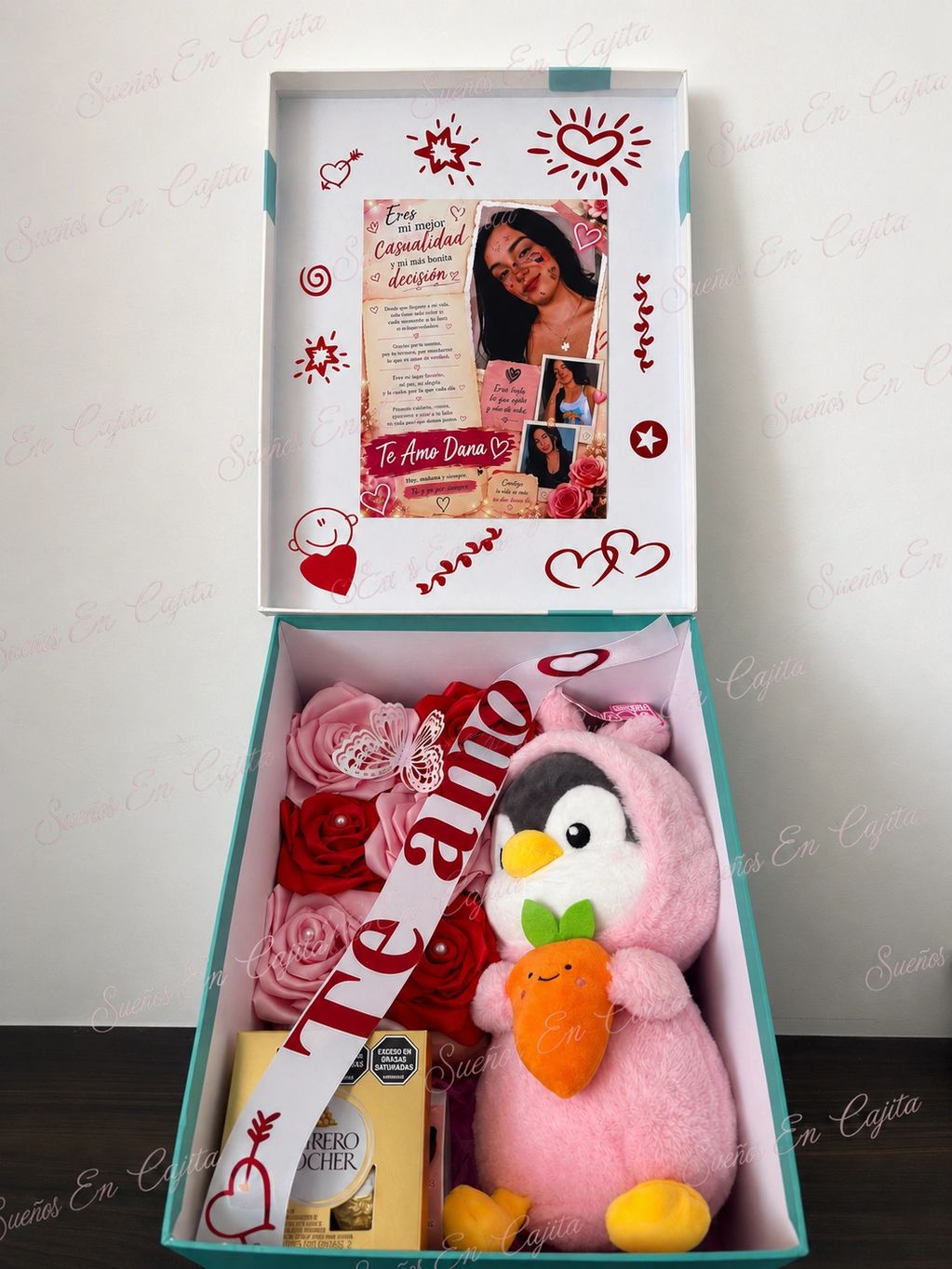 Caja de regalo romántica con peluche, flores y chocolates.