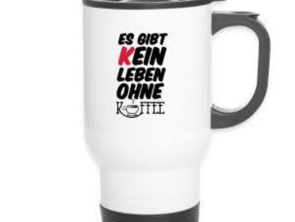 Weiße Kaffeetasse mit deutschem Aufdruck.