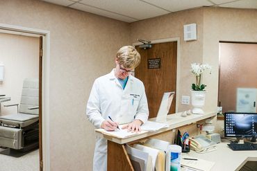 Doctor, Foot Doctor, Ankle Pain, Broken Ankle, Heel spur, hammer toe, bunion, foot fungus, nail