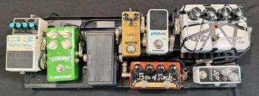 This fly rig slips easily into aircraft overheads.