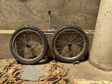 Bicycle-trailer longitudinal stability wheels
