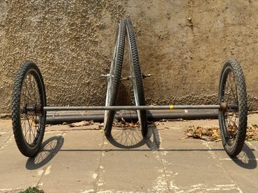 Bicycle-trailer later balance axle with bicycle wheels