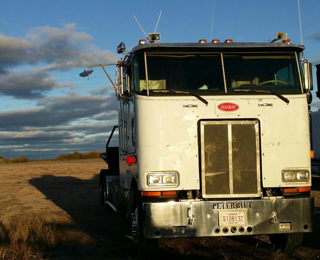84 Pete 362 Cabover front