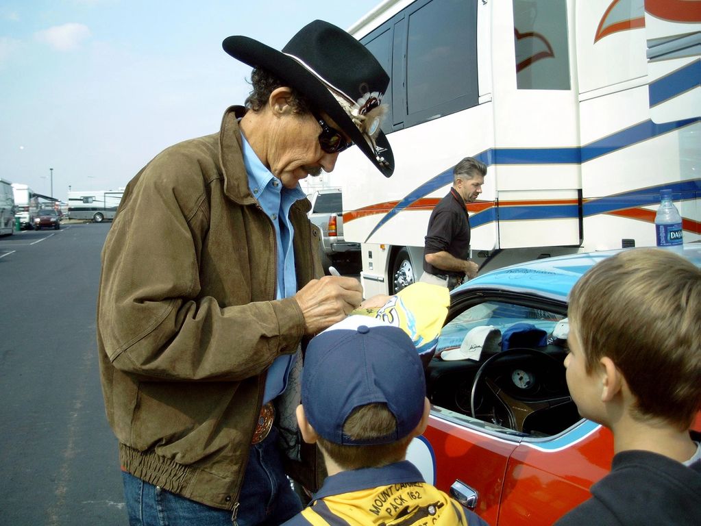 Richard Petty autographing the tribute car as well anything else we asked him to, hats, notebooks.
