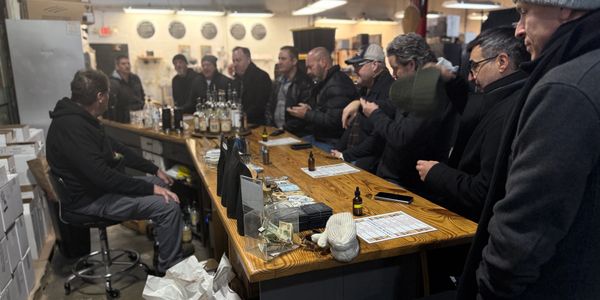 Sit with a master distiller, behind the scenes in Kentucky Bourbon Trail, become a connoisseur Bourb