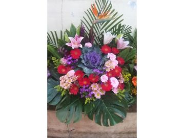 多彩的花卉花束。