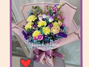 黃色康乃馨,香檳玫瑰,丁香,藍色星花。紫色無忘我,康乃馨花束,母親節花束