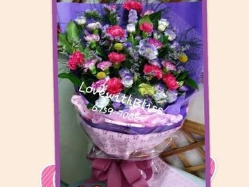桃紅康乃馨,紫白康乃馨,紫白桔梗,無忘我,情人草,康乃馨花束,母親節花束