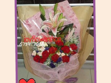 紅色康乃馨,粉百合,丁香,葉上花,康乃馨花束,母親節花束