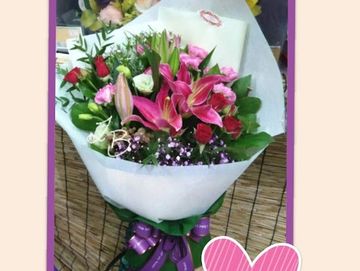 粉色,康乃馨,深粉百合,紅色,珍珠玫瑰,綠色桔梗,紫色星花,康乃馨花束,母親節花束
