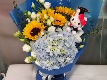 向日葵,淺藍色繡球,白桔梗,公仔