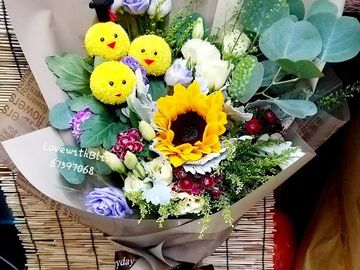 向日葵,公仔鮮花,桔梗花,石竹花,BB草,粉色小玫瑰花,尤加利葉