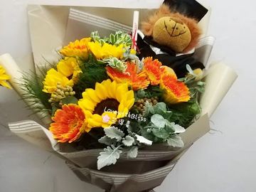 向日葵,橙太陽菊,露筍草,銀葉菊,葉上花,畢業花束
