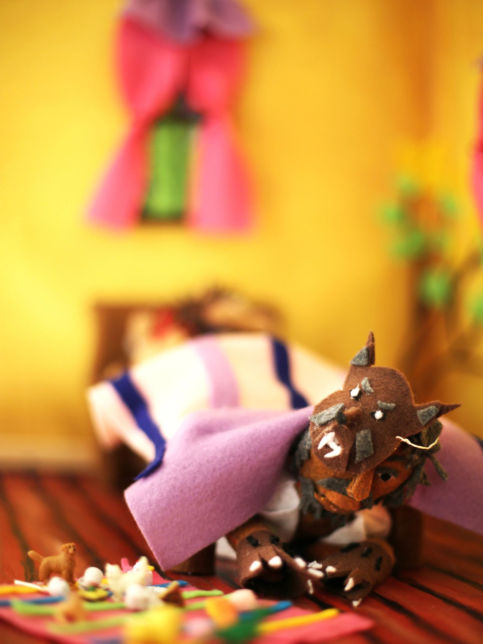 ¡Qué manos tan grandes tienes! (2) (De La serie Red Hood Project)
What big hands you have! (2) (From