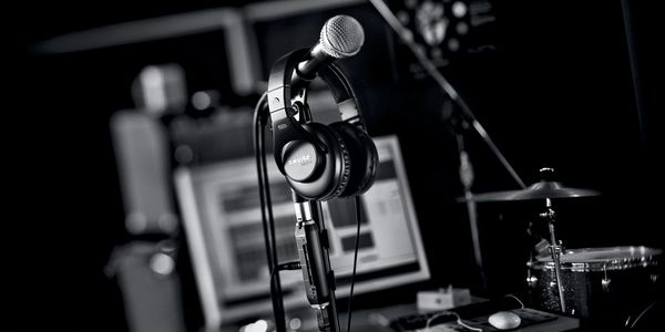 Micrófono y auriculares listos para grabación