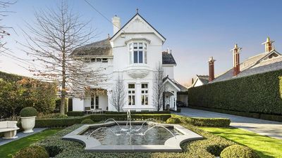 Period Victorian home with garden near Moonee Ponds lake - window cleaning Moonee Ponds