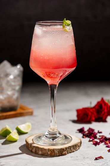 Rose & Peach Spritzer
Refreshing fruity notes with floral hints.