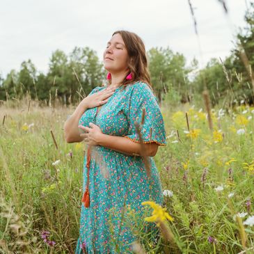 Jeni Juranics in a field of flowers sensing spirits in mediumship