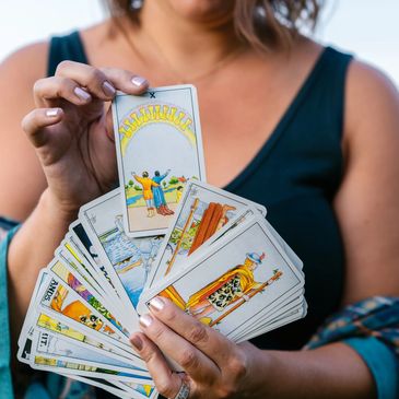 Jeni Juranics holding tarot cards