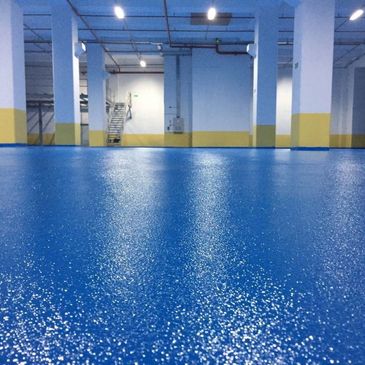 Aşınmaya dayanıklı epoksi zeminler, zorlu koşullara ve yoğun trafiğe dayanacak şekilde özel olarak f