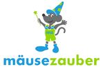 Mäusezauber Logo. Cute mouse dressed in green and blue standing and holding a magic wand