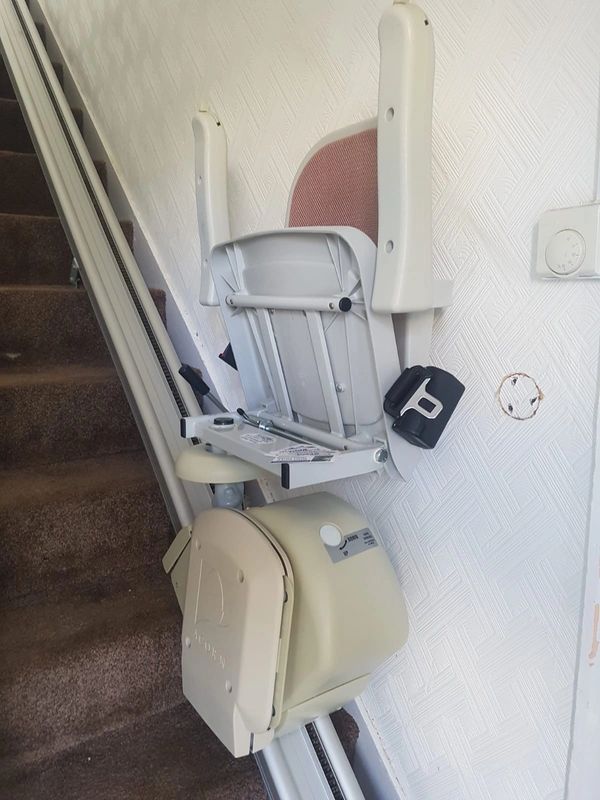 Stairlift installation hinged track