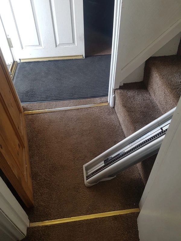 Stairlift fitting slim stairwell