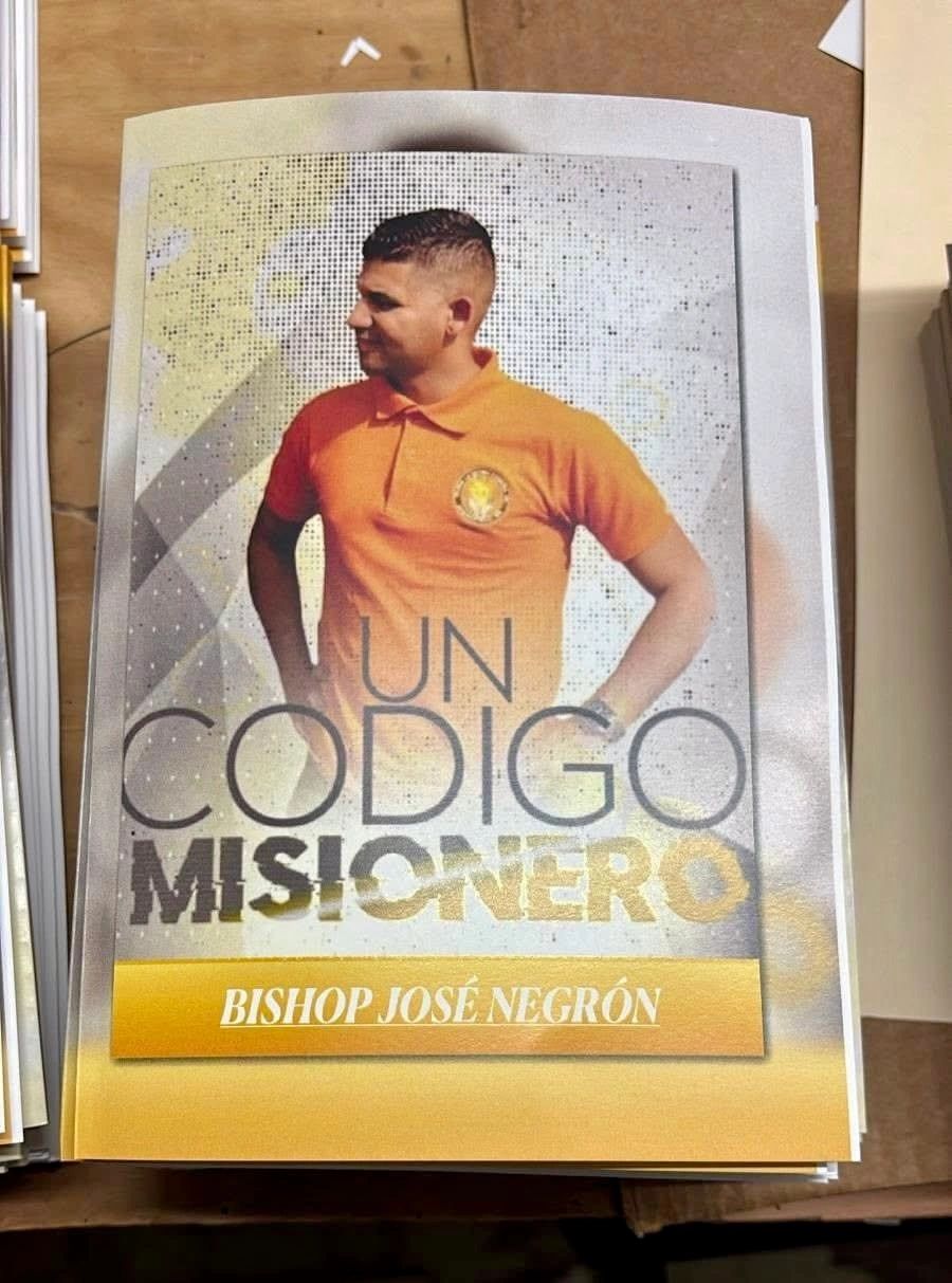 A man in an orange shirt on a book cover titled 'Un Código Misionero'.