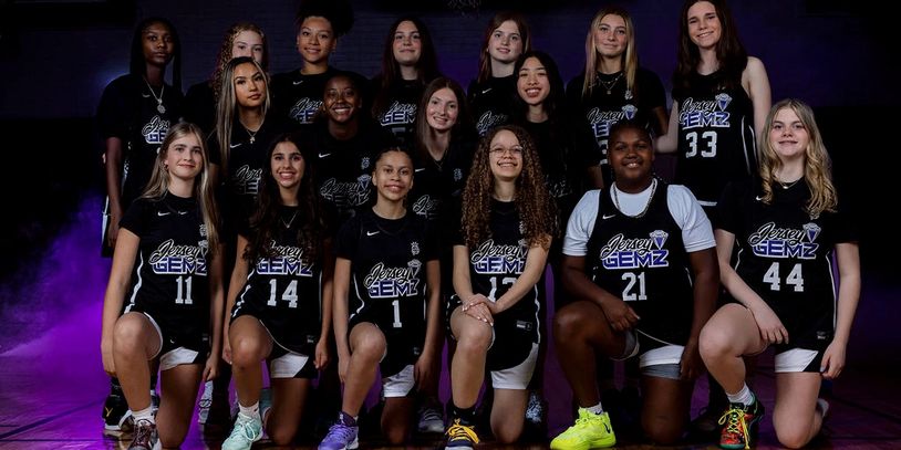 Girls basketball team posing for a photo.