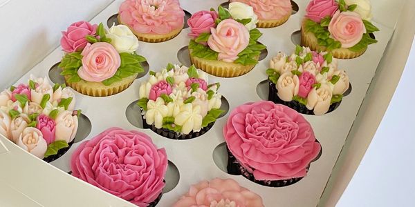 Pink and white buttercream floral cupcakes 