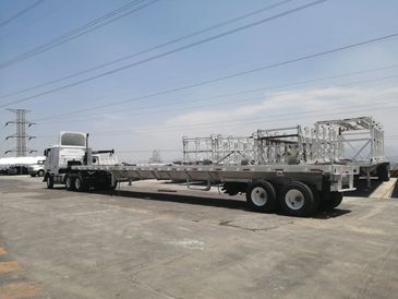 CAMA ALTA O PLATAFORMA EXTENDIBLE HASTA 22 METROS CON CAPACIDAD DE CARGA A 16 MTS. DE 35 TONELDAS Y ES PARA CARGA REGULAR Y CON EXCESO DE DIMENSIONES