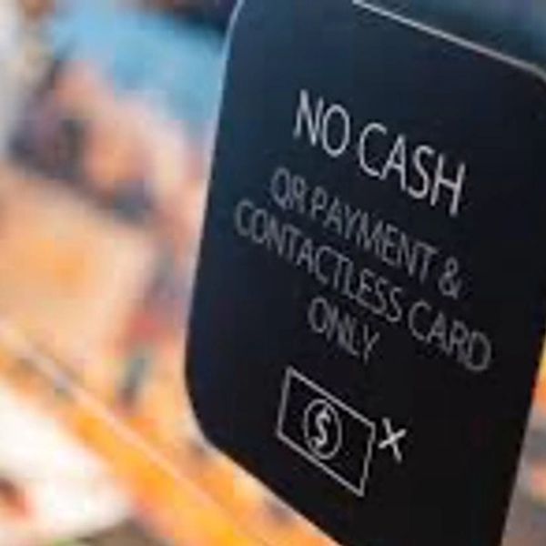 a sign that says no cash only contactless card and QR payments