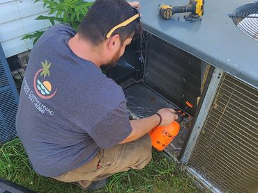 A Endless Comfort technician completing a Evaporator coil cleaning in Lewisburg Tn.