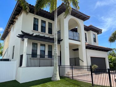 Exterior painting of a Siesta Key home by SRQ Paint and Wash