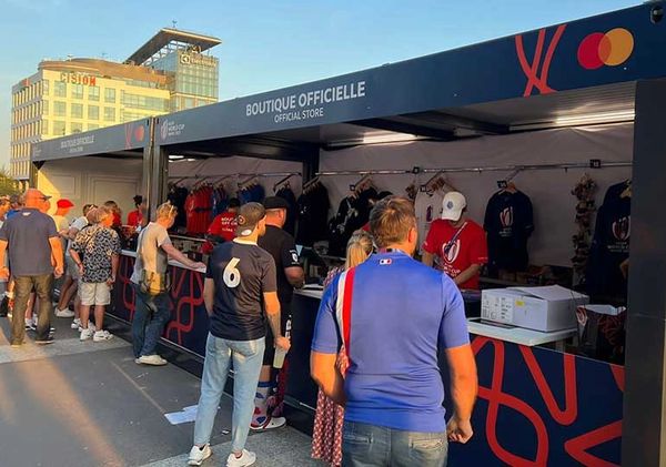 Modular pop up merchandise containers for a sporting event