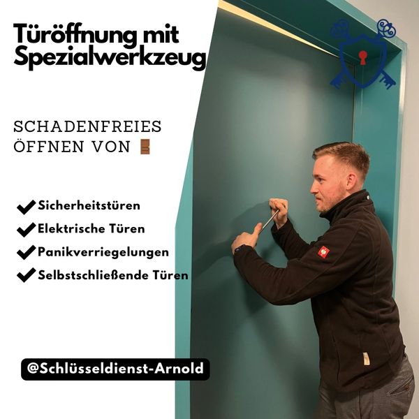 Schlüsseldienst München Öffnet eine Sicherheitstür mit Spezialwerkzeug