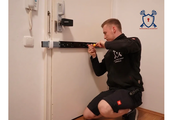 Schlüsselnotdienst München montiert einen Panzerriegel