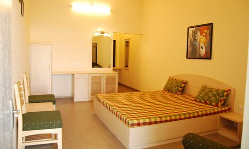 guest room in gondal
Alike hotel rooms