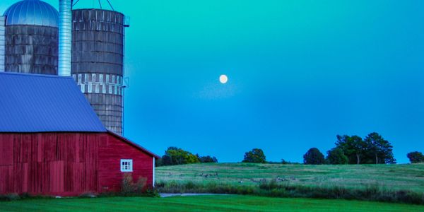 Classic WI barn and farm field photo.