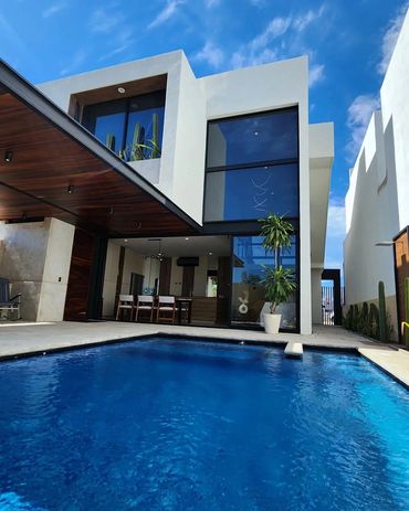 Fachada trasera de Casa Bandini con alberca y pérgola de asador. Construcción y Arquitectura.