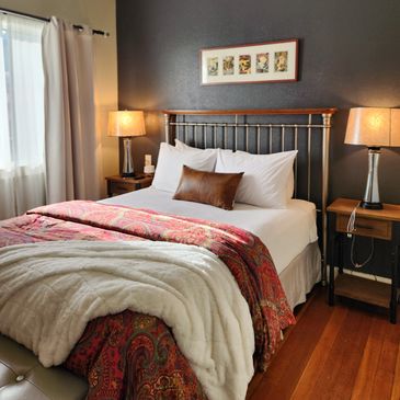 Queen suite in Mossbrae Hotel located in Dunsmuir, CA