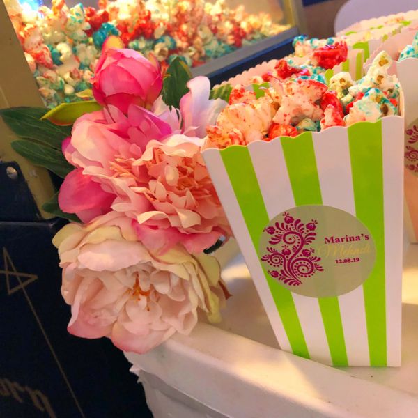 Rainbow popcorn in green Striped popcorn box