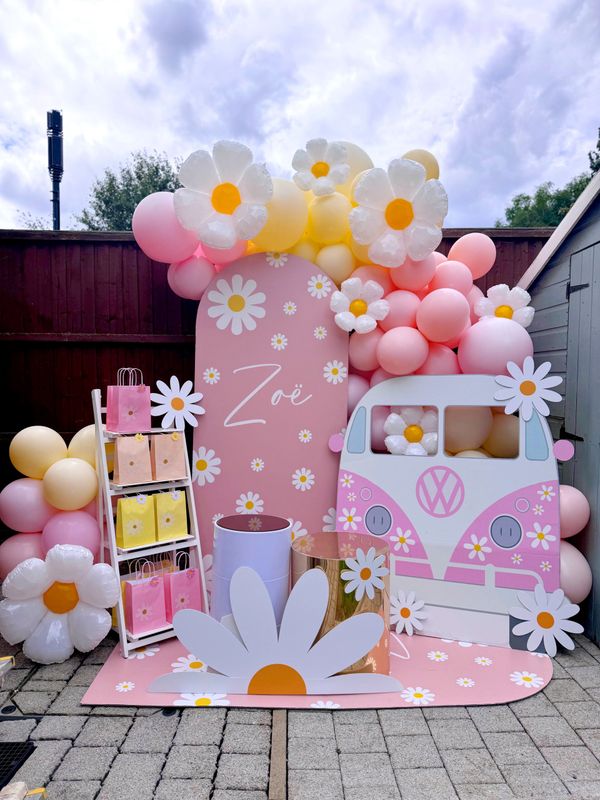 Daisy themed party backdrop and balloons display