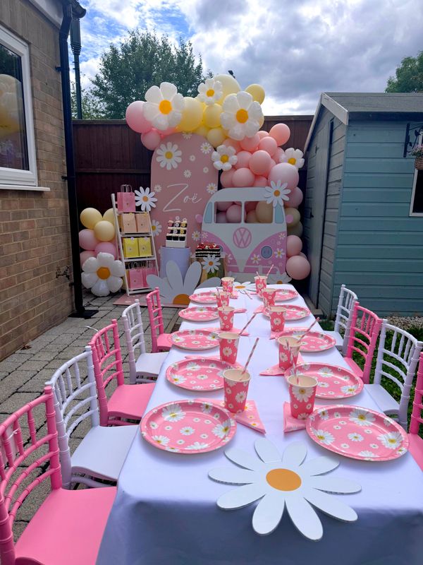 Daisy themed party backdrop and balloons display