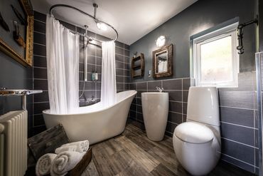 Bathroom with slipper bath. Storr Apartments. Storr Lochs - Leathan Apartment.