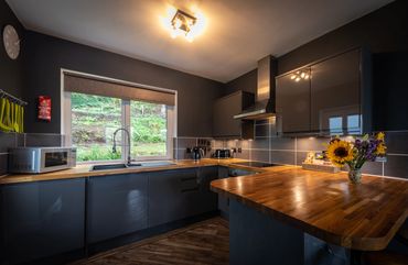Modern kitchen with solid wood countertops. Storr Apartmants - Fada Apartment.