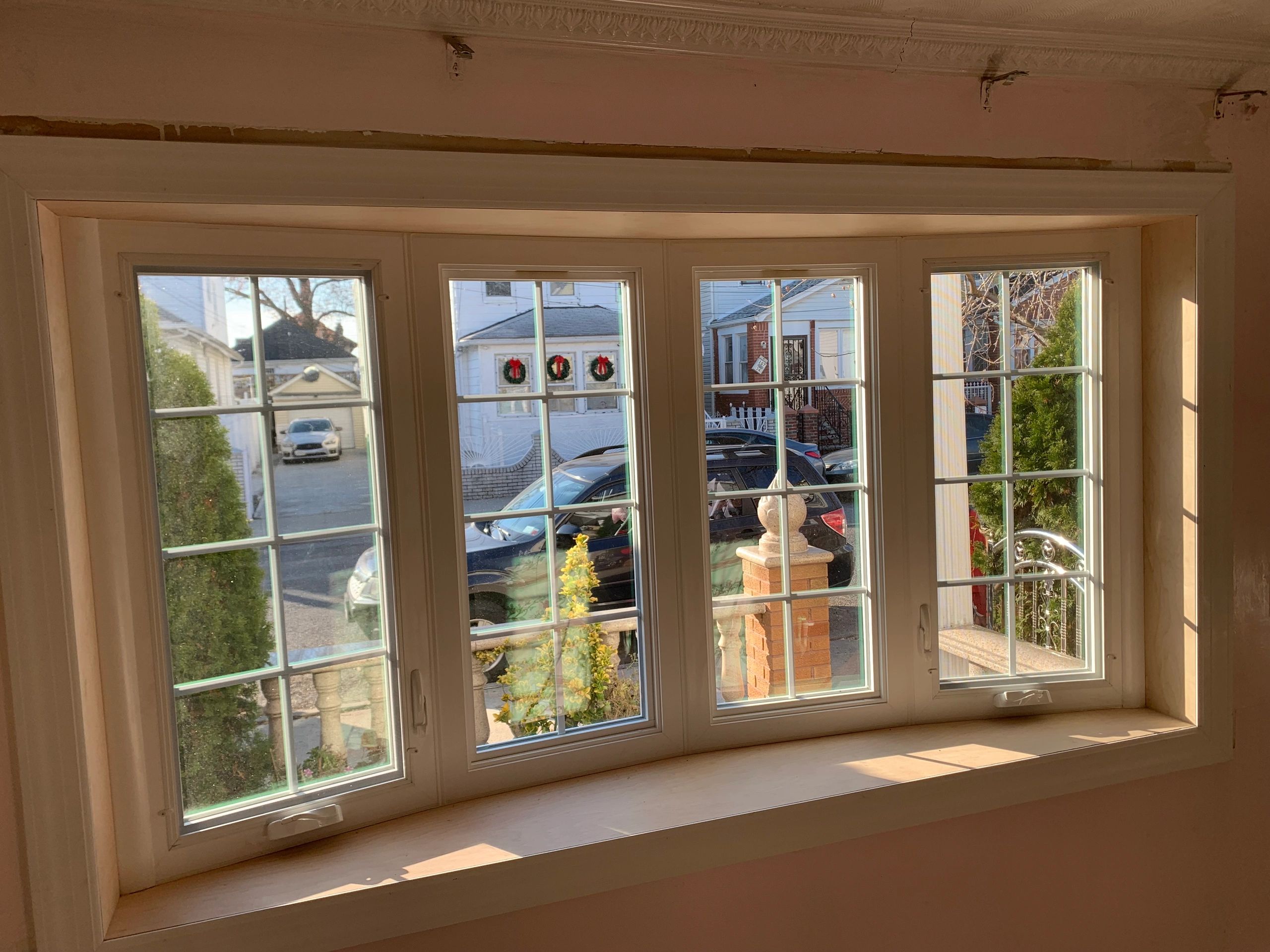 Bow window with colloidal grits.